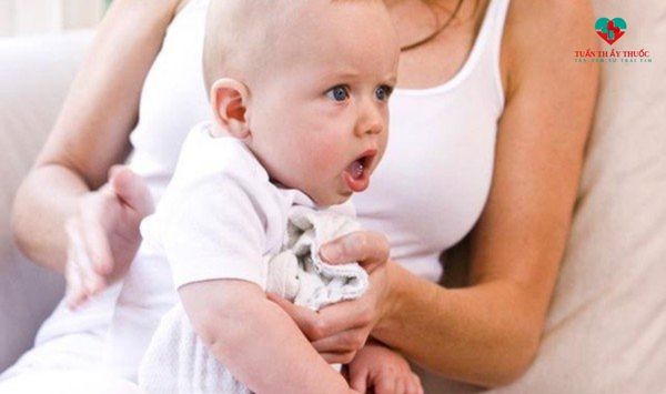trào ngược ở trẻ bú mẹ có dấu hiệu gì?