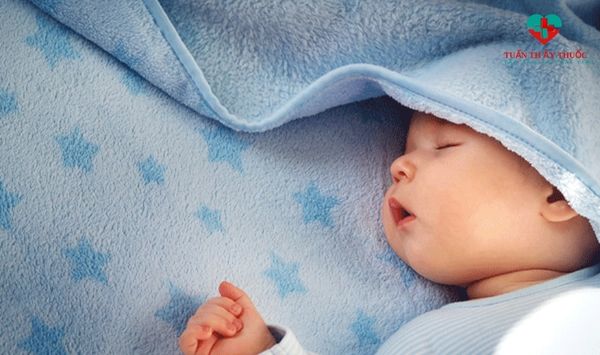 trẻ ngủ ngày thức đêm dành thời gian ngủ điều độ cho bé