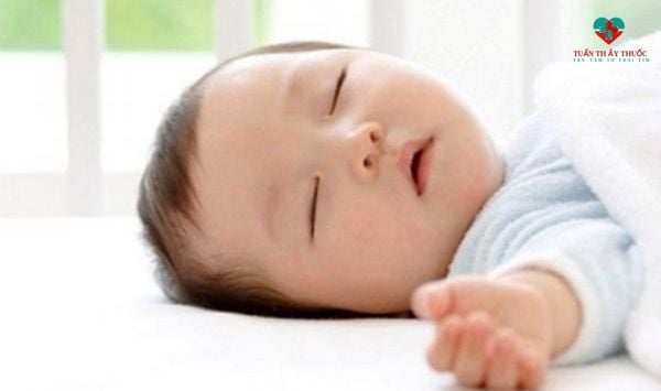 không trêu đùa bé trước khi đi ngủ là mẹo dân gian giúp trẻ sơ sinh ngủ ngon