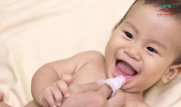 Bé 4 tháng biếng bú hãy giải quyết vấn đề răng miệng và đường tiêu hóa cho bé