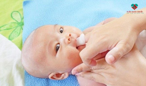 Phòng bệnh nấm lưỡi ở trẻ sơ sinh từ phía bé