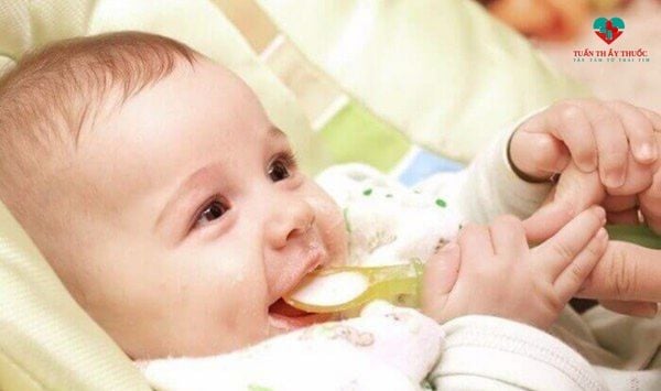 Mẹ nên bổ sung thêm vi chất dinh dưỡng cho bé 4 tháng biếng bú