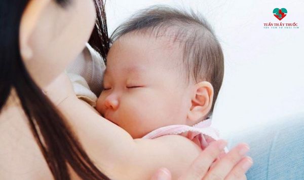 Điều chỉnh cữ bú cho bé là mẹo dân gian giúp trẻ sơ sinh ngủ ngon