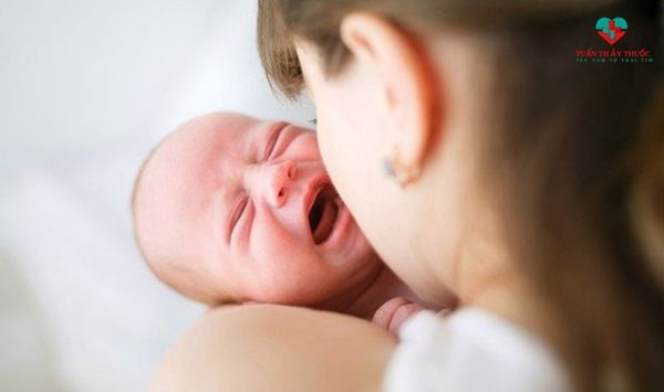 Bé 4 tháng biếng bú bố mẹ tránh quát mắng bé, không tạo tâm lý sợ hãi cho bé