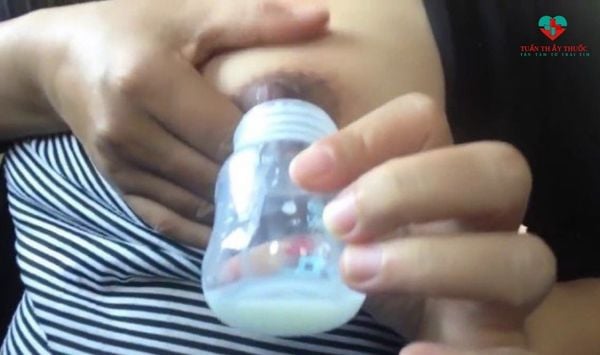 Với bé 4 tháng biếng bú mẹ tránh để sữa có mùi lạ