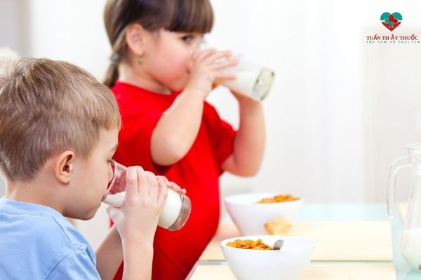 Nên tạm dừng bổ sung các sản phẩm có nguồn gốc từ sữa, khi trẻ thiếu enzym lactase