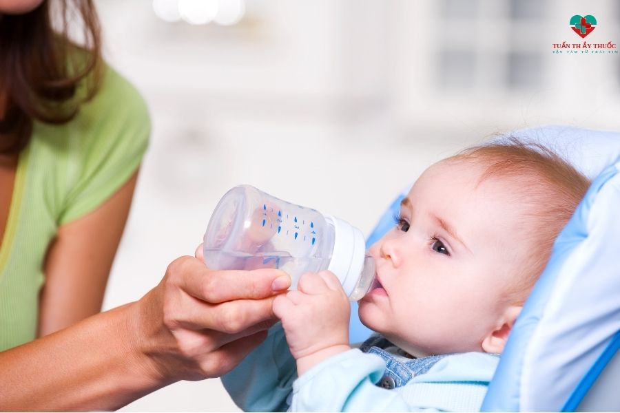 Cho bé uống đủ nước mỗi ngày để nâng cao miễn dịch
