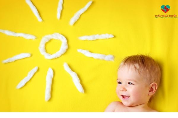 tắm nắng cho trẻ để hấp thu vitamin D3