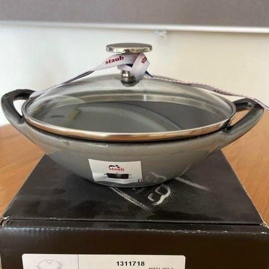  CHẢO XÀO MINI GANG STAUB BABY WOK 16 cm - MADE IN  FRANCE - Vung kính