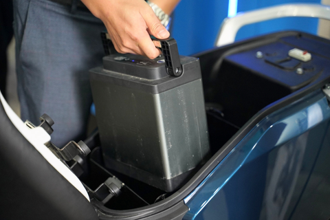 Mách bạn cách sạc bình ắc quy xe máy điện đúng cách