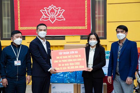Tập đoàn Sơn Hà trao tặng xe máy điện EVGO cho BCĐ phòng chống dịch Covid 19 phường Xuân Tảo