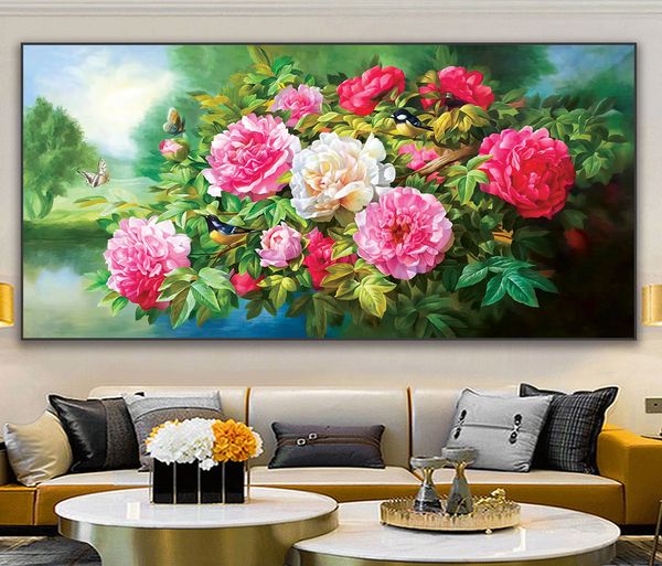 Muốn tạo điểm nhấn sang trọng cho phòng khách, hãy đến với tranh treo phòng khách có chủ đề hoa mẫu đơn. Họa tiết tinh tế và màu sắc trang nhã làm toát lên vẻ đẹp của không gian sống.