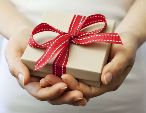 KHI NÀO TA NÊN TẶNG QUÀ CHO ĐỐI TÁC?