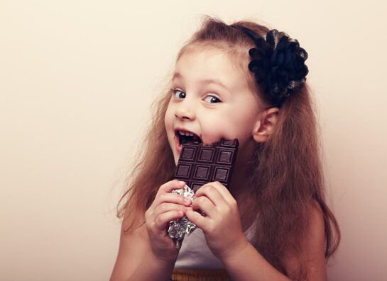 Các mẹ nên lưu ý gì khi cho bé ăn socola?