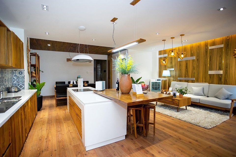 Đèn thả trần phòng bếp hiện đại sẽ giúp căn bếp của bạn trở nên rực rỡ và rực sáng hơn. Với đặc điểm hiện đại, đèn thả trần sẽ trở thành điểm nhấn giữa không gian bếp và đưa không gian này lên một tầm cao mới. Đến và khám phá sự độc đáo và ấn tượng mà đèn thả trần phòng bếp này mang lại.