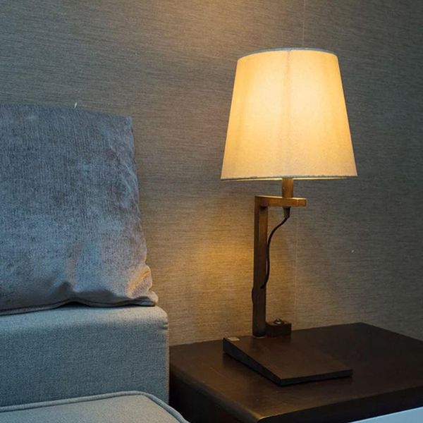Đèn ngủ để bàn bằng gỗ mang lại nhiều lợi ích, là vật dụng không thể thiếu trong phòng ngủ, phòng khách sạn - resort