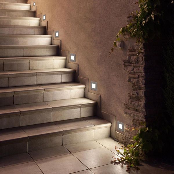 Đèn âm tường cầu thang thiết kế nhỏ gọn giúp tiết kiệm không gian