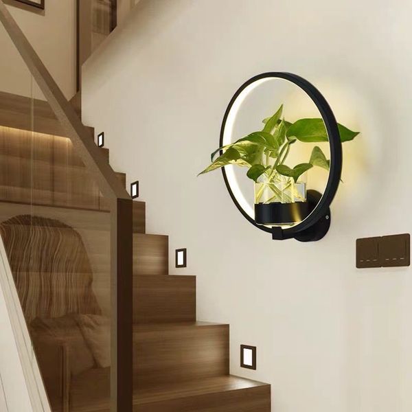 Các mẫu đèn ốp tường cầu thang với thiết kế độc đáo, làm nổi bật không gian sống