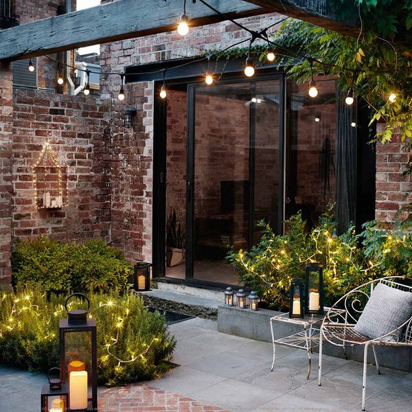 Đèn trang trí quán cà phê sân vườn khiến không gian quán trở nên lung linh hơn