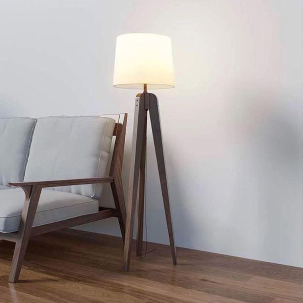 Vị trí đặt mẫu đèn đứng phòng khách lý tưởng nên là khoảng trống giữa ghế sofa và tường