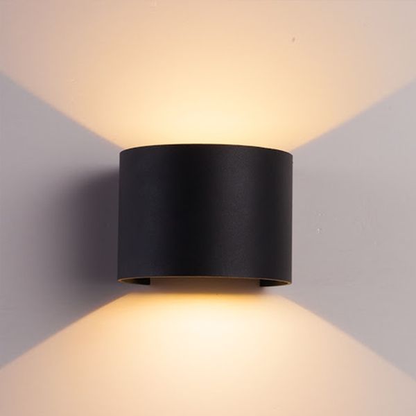 Sử dùng mẫu đèn ốp tường ngoài trời màu sắc tối giản, ưu tiên bóng đèn LED để tiết kiệm điện