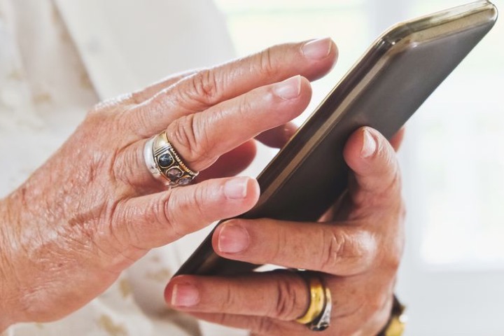 10 MẸO CON CÁI NÊN HƯỚNG DẪN NGƯỜI LỚN TUỔI DÙNG IPHONE