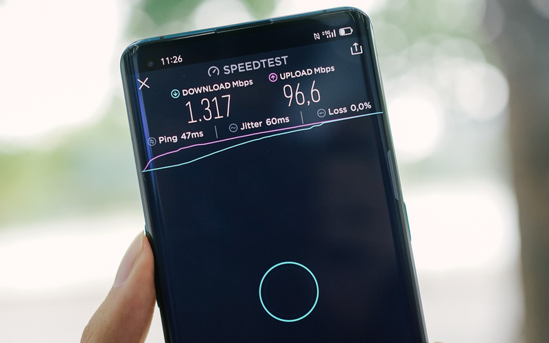 VinaPhone phát sóng 5G tại phố đi bộ Hoàn Kiếm: Tốc độ tối đa đạt 1.3Gbps, tải PUBG Mobile chỉ mất 30 giây