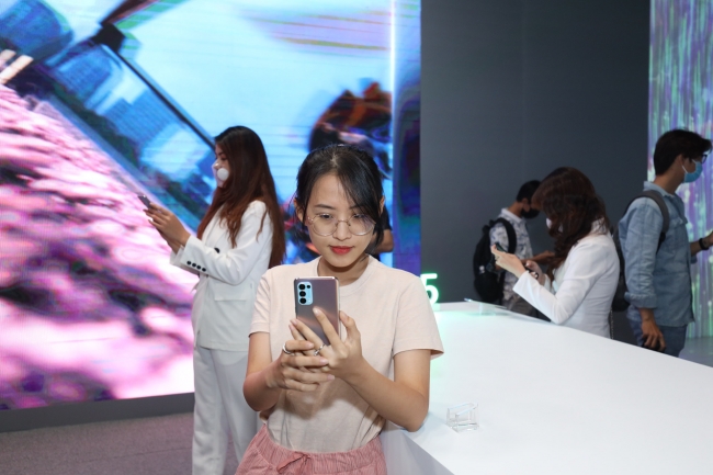 OPPO Reno5 ra mắt Việt Nam: Sạc 50W, camera siêu đỉnh giá 8.690 triệu