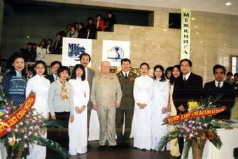Triển lãm sách Nga do Xunhasaba tổ chức tại Cung Văn hóa Hữu nghị Việt-Xô chào mừng Tổng thống LB Nga V.V Putin sang thăm hữu nghị chính thức Việt Nam, Hà Nội - 03/2001
