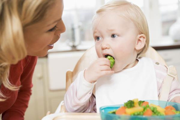 Ăn thô sớm có gây hại cho dạ dày và tiêu hóa của trẻ?