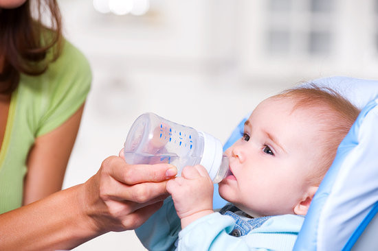 Mỗi ngày bé sơ sinh uống bao nhiêu sữa và nước là đủ?