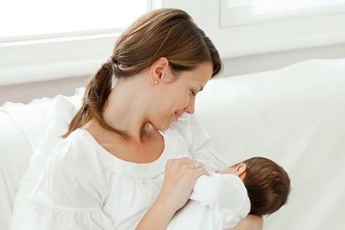 Cách tăng sữa mẹ khi con rơi vào giai đoạn tăng phát triển thể chất