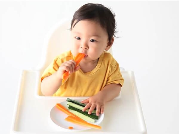 Lợi ích của việc để cho trẻ tự ăn sẽ khiến bạn bất ngờ
