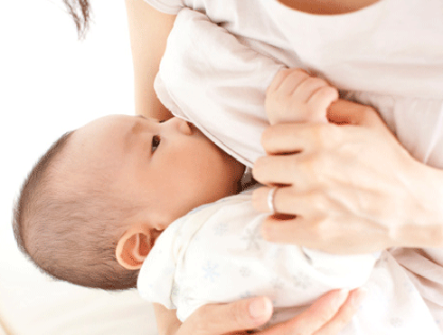 Làm gì khi con ngủ quên trên vú mẹ? Nhận biết bé bú đủ so với nhu cầu?