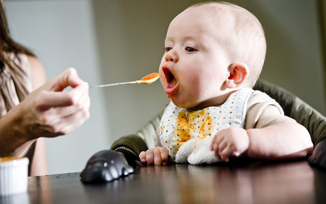 Khi nào trẻ nên ăn giặm? Trẻ ăn giặm có nên nêm muối không?