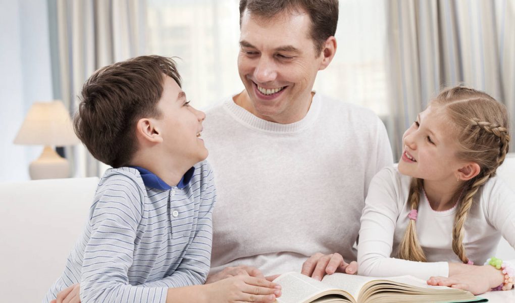 Cách dạy con riêng của chồng giúp trẻ phát triển được tính cộng đồng