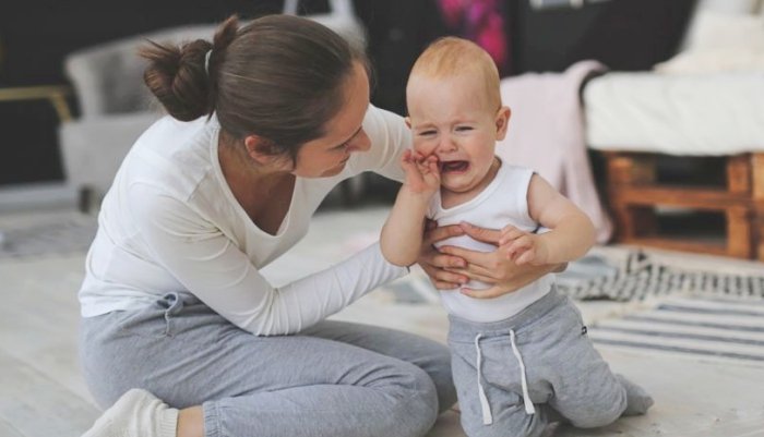 Cách giúp con vượt qua giai đoạn lo sợ xa cách