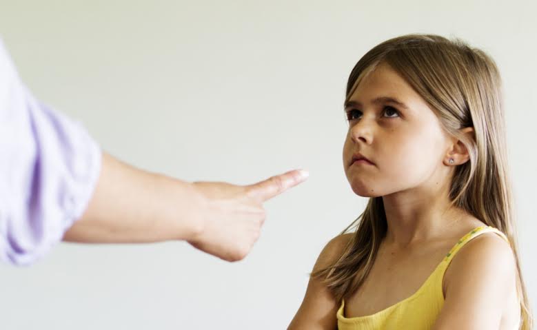 Phụ huynh nên làm gì khi con hư và không nghe lời?