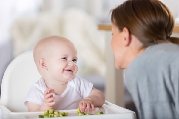 Kết hợp ăn dặm bé chỉ huy và đút thìa được hay không?
