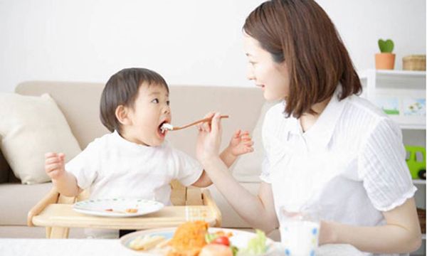Trẻ ăn thô sớm có gây hại cho dạ dày hay không?