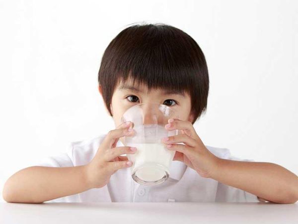Đừng cho bé uống quá nhiều sữa mỗi ngày