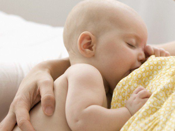 Làm thế nào khi con ngủ quên trên vú mẹ?