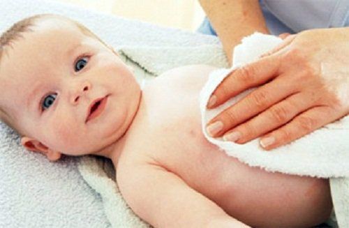 Có nên lau mát cho trẻ khi bị sốt?