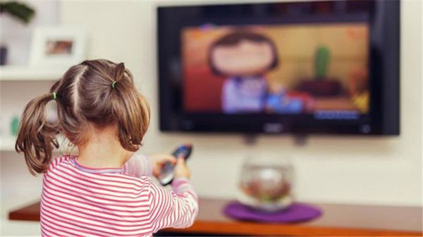 Cho trẻ xem tivi có lợi hay có hại?