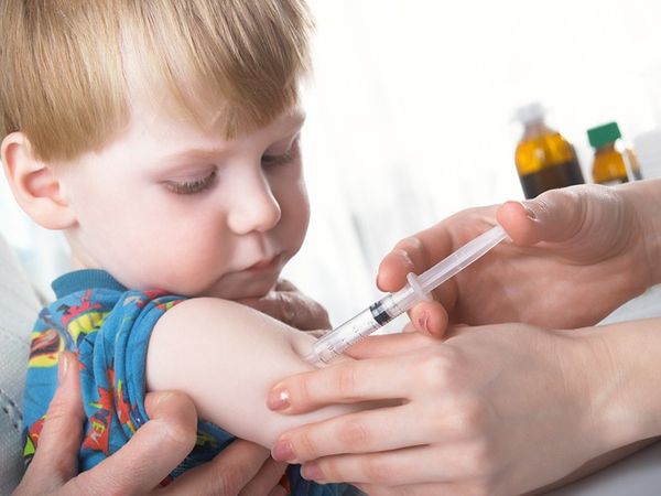 Có nên xếp hàng săn vắc-xin dịch vụ không?