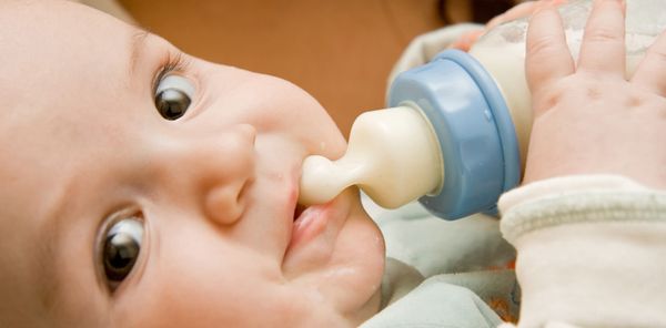 Mẹ cần chuẩn bị tâm lý khi cai ti đêm cho con