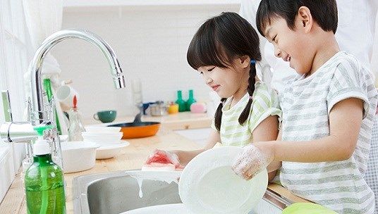 Khuyến khích bé tham gia công việc nhà