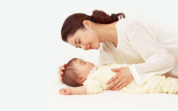 Khuyến khích bé tự ngủ dành cho các bé bú mẹ trực tiếp