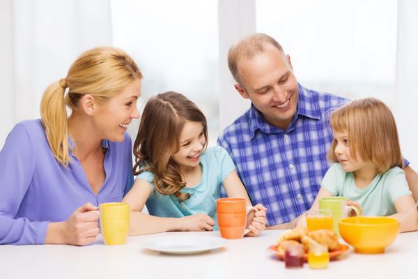 Toàn tâm toàn ý lắng nghe và chia sẻ những cảm xúc đó