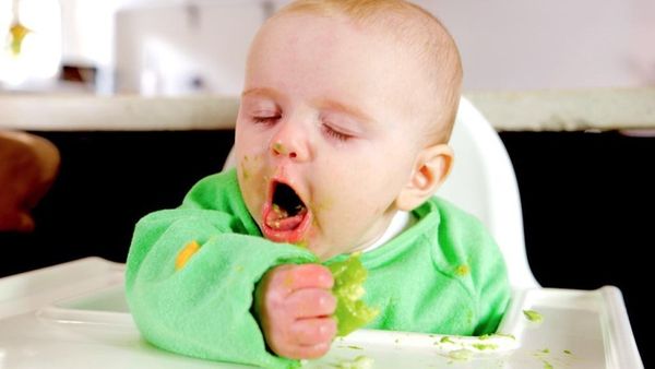 Bé ăn thô sớm có khiến bé ọe và hóc không?